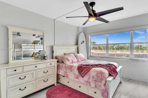 Condo in Pompano Beach, Florida, 3 bedrooms  № 2054382 - photo 19