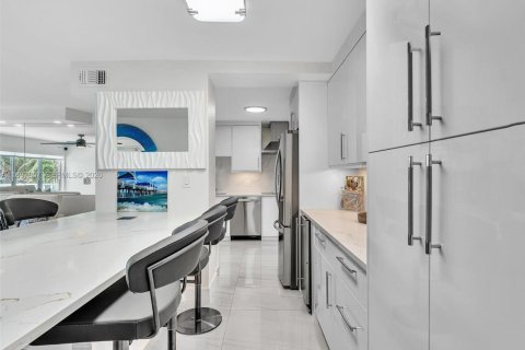 Condo in Pompano Beach, Florida, 3 bedrooms  № 2054382 - photo 9