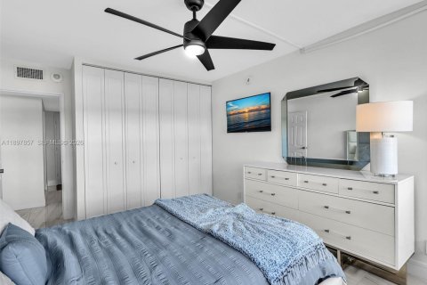 Condo in Pompano Beach, Florida, 3 bedrooms  № 2054382 - photo 23