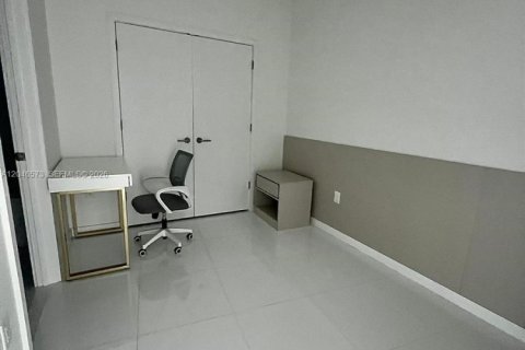Condo in Miami, Florida, 1 bedroom № 2243113 - photo 4