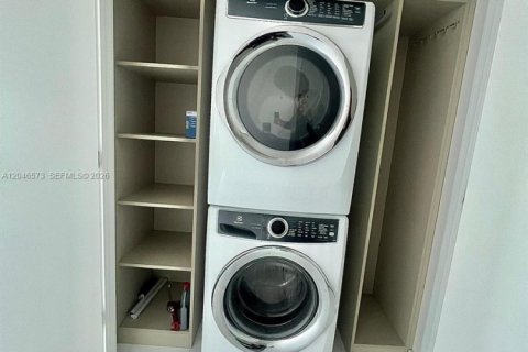 Condo in Miami, Florida, 1 bedroom № 2243113 - photo 7