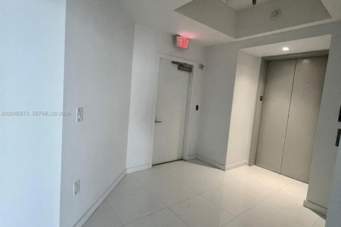 Condo in Miami, Florida, 1 bedroom № 2243113 - photo 3
