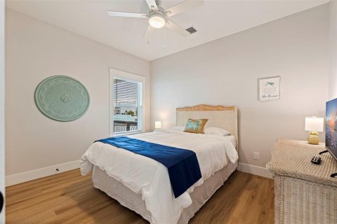 House in Treasure Island, Florida 4 bedrooms, 167.78 sq.m. № 2150768 - photo 25