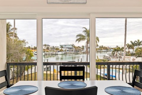 House in Treasure Island, Florida 4 bedrooms, 167.78 sq.m. № 2150768 - photo 14