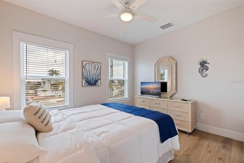 House in Treasure Island, Florida 4 bedrooms, 167.78 sq.m. № 2150768 - photo 30