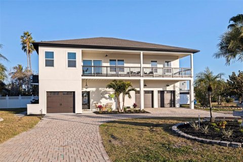 House in Treasure Island, Florida 4 bedrooms, 167.78 sq.m. № 2150768