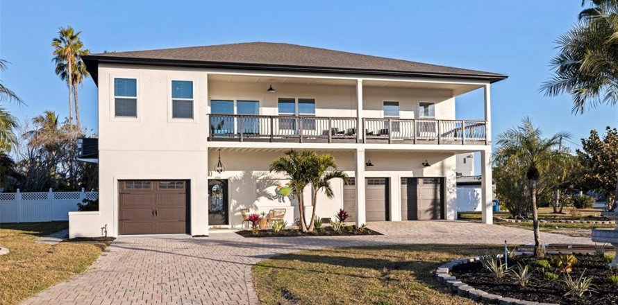 House in Treasure Island, Florida 4 bedrooms, 167.78 sq.m. № 2150768