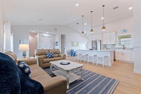 House in Treasure Island, Florida 4 bedrooms, 167.78 sq.m. № 2150768 - photo 6