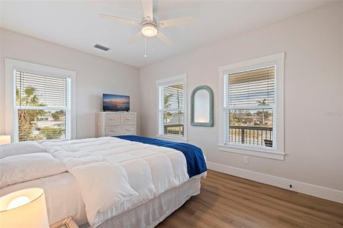 House in Treasure Island, Florida 4 bedrooms, 167.78 sq.m. № 2150768 - photo 27