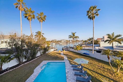 House in Treasure Island, Florida 4 bedrooms, 167.78 sq.m. № 2150768 - photo 18