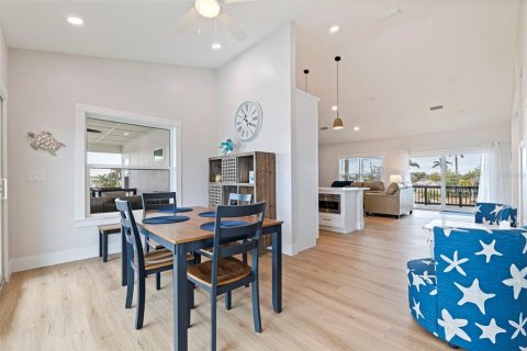 House in Treasure Island, Florida 4 bedrooms, 167.78 sq.m. № 2150768 - photo 15