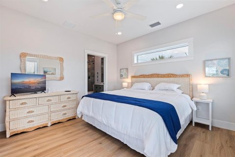 House in Treasure Island, Florida 4 bedrooms, 167.78 sq.m. № 2150768 - photo 19
