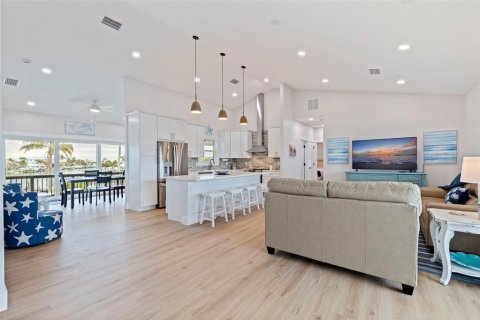 House in Treasure Island, Florida 4 bedrooms, 167.78 sq.m. № 2150768 - photo 4