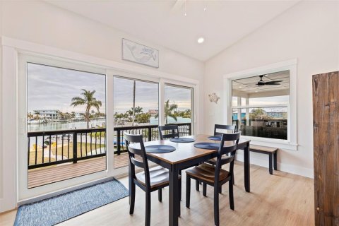 House in Treasure Island, Florida 4 bedrooms, 167.78 sq.m. № 2150768 - photo 13