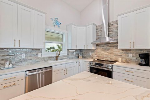 House in Treasure Island, Florida 4 bedrooms, 167.78 sq.m. № 2150768 - photo 9