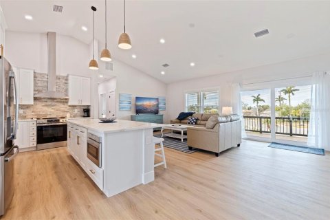 House in Treasure Island, Florida 4 bedrooms, 167.78 sq.m. № 2150768 - photo 11