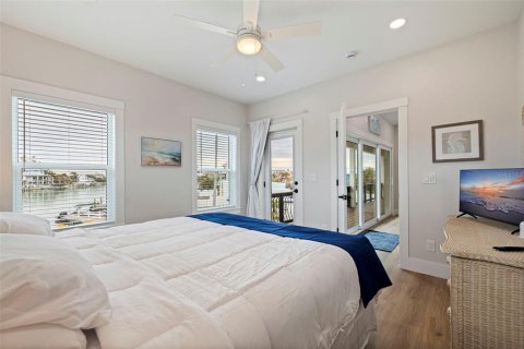 House in Treasure Island, Florida 4 bedrooms, 167.78 sq.m. № 2150768 - photo 20