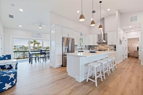 House in Treasure Island, Florida 4 bedrooms, 167.78 sq.m. № 2150768 - photo 12