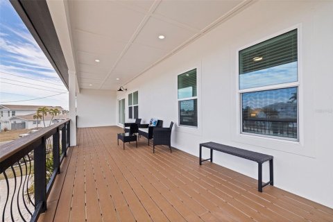 House in Treasure Island, Florida 4 bedrooms, 167.78 sq.m. № 2150768 - photo 24