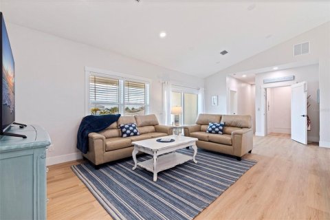 House in Treasure Island, Florida 4 bedrooms, 167.78 sq.m. № 2150768 - photo 7
