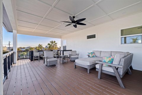 House in Treasure Island, Florida 4 bedrooms, 167.78 sq.m. № 2150768 - photo 16