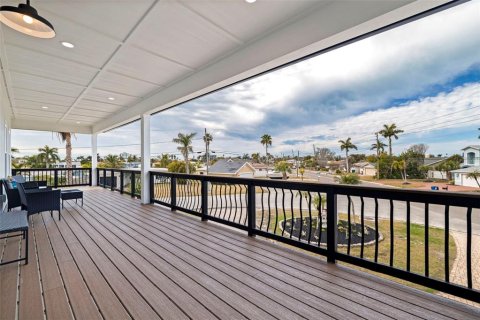 House in Treasure Island, Florida 4 bedrooms, 167.78 sq.m. № 2150768 - photo 23