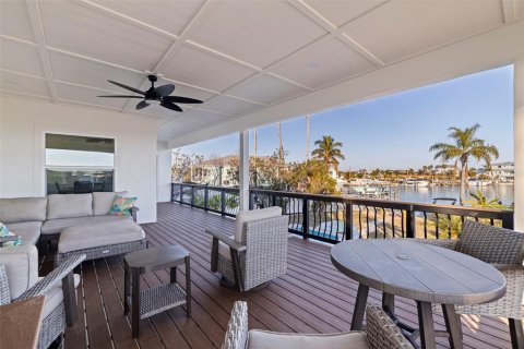 House in Treasure Island, Florida 4 bedrooms, 167.78 sq.m. № 2150768 - photo 17