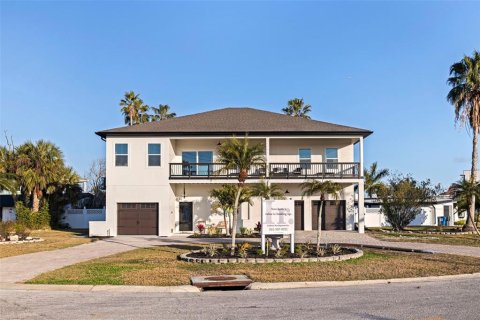 House in Treasure Island, Florida 4 bedrooms, 167.78 sq.m. № 2150768 - photo 2