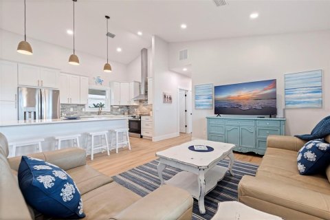 House in Treasure Island, Florida 4 bedrooms, 167.78 sq.m. № 2150768 - photo 5