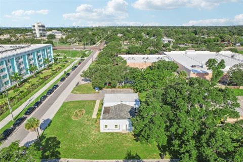 Commercial property in Saint Petersburg, Florida 201.04 sq.m. № 1318520 - photo 1