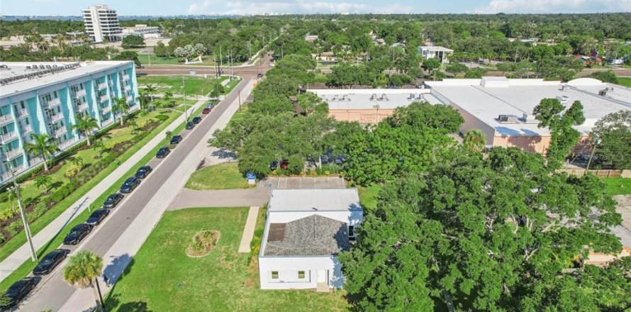 Commercial property in Saint Petersburg, Florida 201.04 sq.m. № 1318520