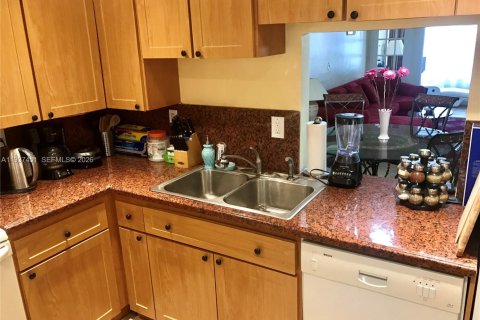 Condo in Miami, Florida, 1 bedroom  № 1995327 - photo 13