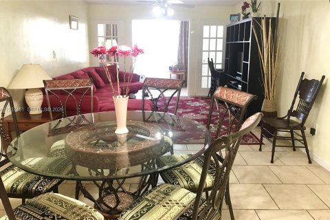 Condo in Miami, Florida, 1 bedroom  № 1995327 - photo 2