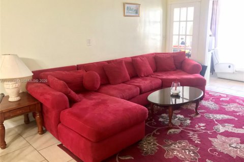 Condo in Miami, Florida, 1 bedroom  № 1995327 - photo 5