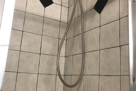 Condo in Miami, Florida, 1 bedroom  № 1995327 - photo 12