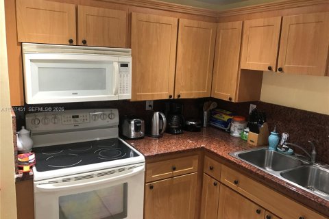 Condo in Miami, Florida, 1 bedroom  № 1995327 - photo 14