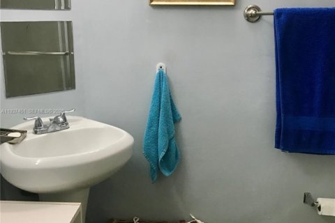 Condo in Miami, Florida, 1 bedroom  № 1995327 - photo 10