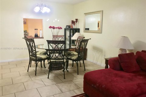 Condo in Miami, Florida, 1 bedroom  № 1995327 - photo 4