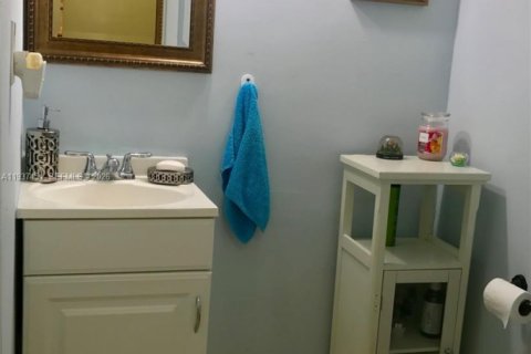 Condo in Miami, Florida, 1 bedroom  № 1995327 - photo 9