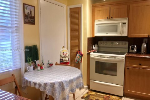 Condo in Miami, Florida, 1 bedroom  № 1995327 - photo 15