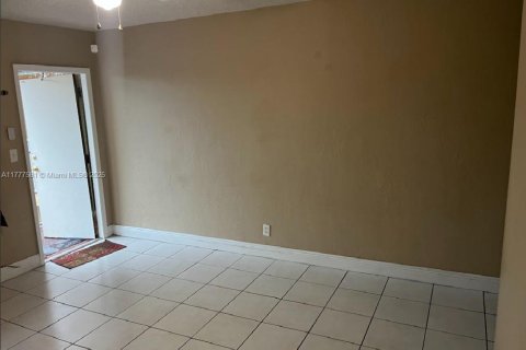 Condo in Oakland Park, Florida, 2 bedrooms  № 1696727 - photo 10