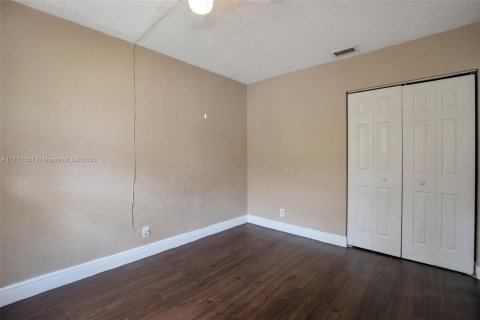 Condo in Oakland Park, Florida, 2 bedrooms  № 1696727 - photo 16
