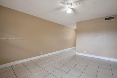 Condo in Oakland Park, Florida, 2 bedrooms  № 1696727 - photo 19