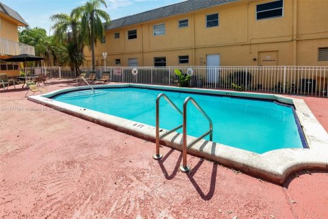 Condo in Oakland Park, Florida, 2 bedrooms  № 1696727 - photo 1