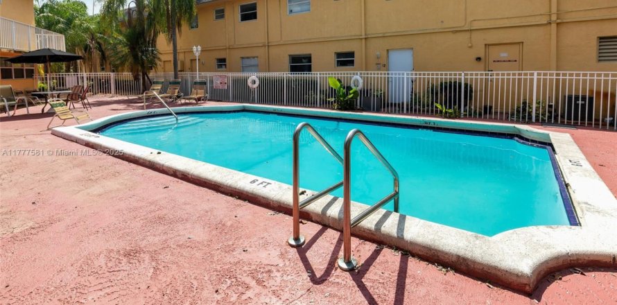 Condo in Oakland Park, Florida, 2 bedrooms  № 1696727