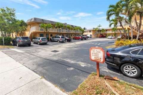 Condo in Oakland Park, Florida, 2 bedrooms  № 1696727 - photo 8