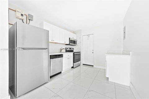 Villa ou maison à louer à Fort Lauderdale, Floride: 2 chambres, 181.9 m2 № 2363872 - photo 4