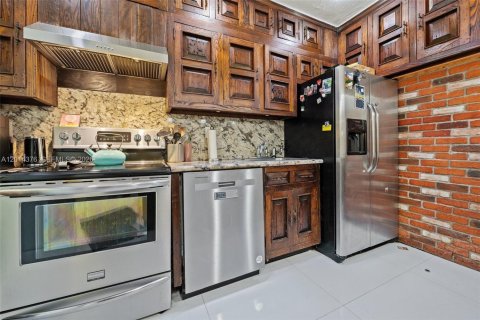 Снять в аренду виллу или дом в Майами, Флорида 4 спальни, 213.49м2, № 2077752 - фото 17