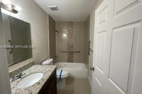 House in Fort Lauderdale, Florida 241.82 sq.m. № 2086589 - photo 12