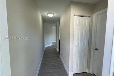 House in Fort Lauderdale, Florida 241.82 sq.m. № 2086589 - photo 8